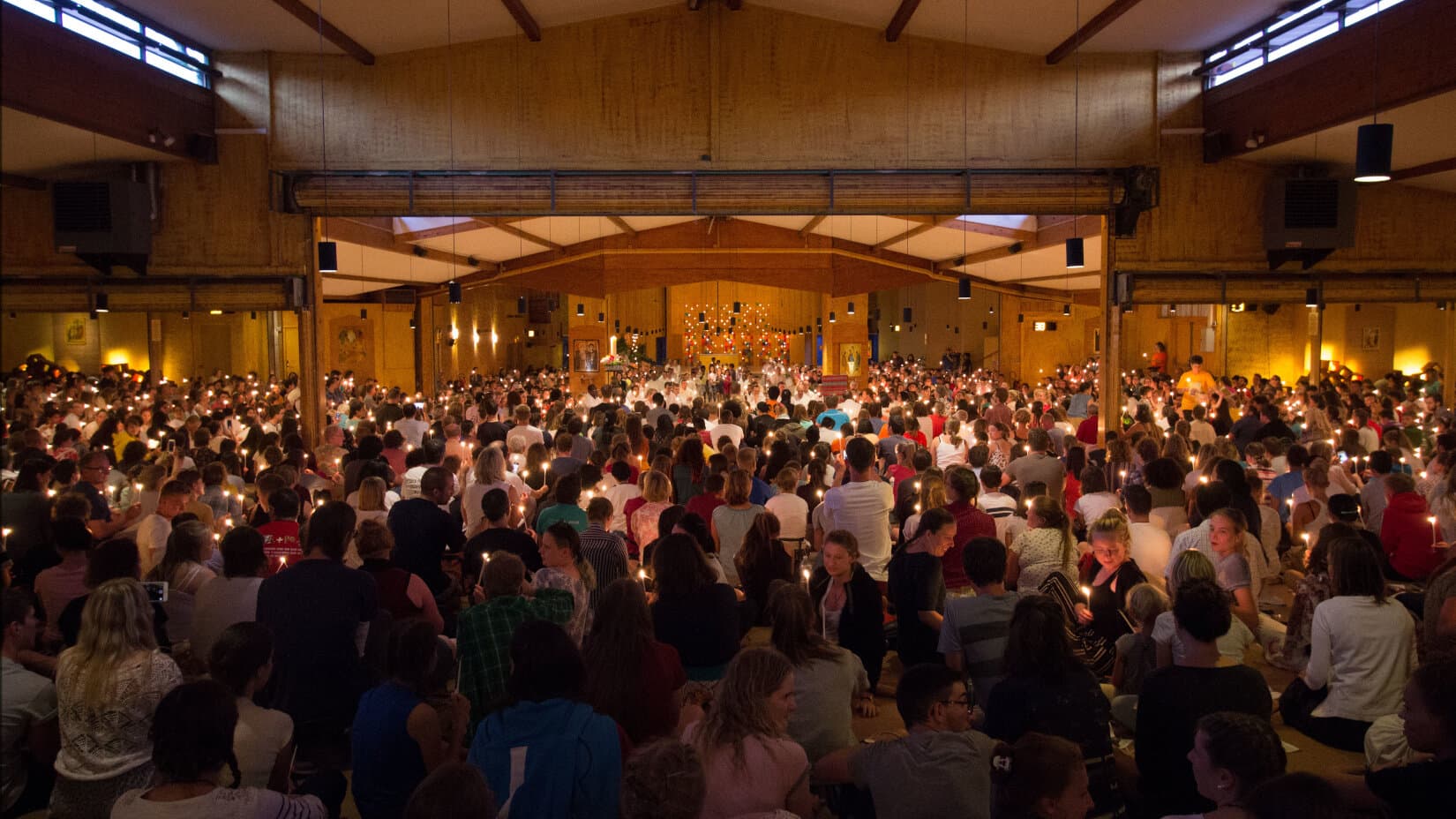 Lichtergottesdienst in der Versöhnungskirche von Taizé