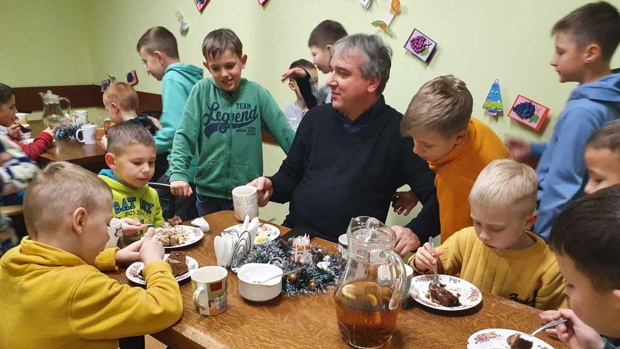Pater Mykhaylo Chaban mit Waisenkindern in Lviv
